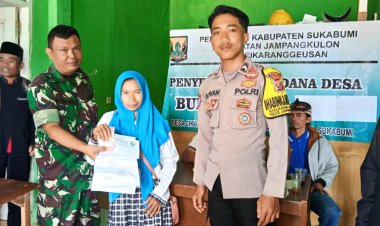 Babinsa Desa Cikaranggeusan Koramil 2213/Jampang Kulon Dampingi Penyaluran BLT DD