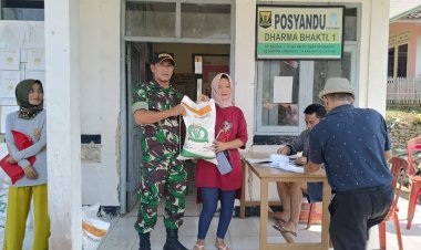 Babinsa Koramil 2213/Jampangkulon Dampingi Penyaluran Bantuan Hanpangan di Desa Nagraksari