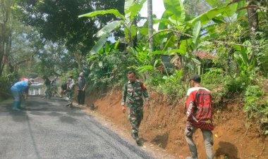 Babinsa Koramil 2201/Cisolok Laksanakan Karya Bakti Pemantauan Pengaspalan Jalan Desa Cileungsing