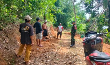 Babinsa Koramil 2211/Sagaranten Gelar Karya Bakti Pelebaran Jalan Bersama Warga