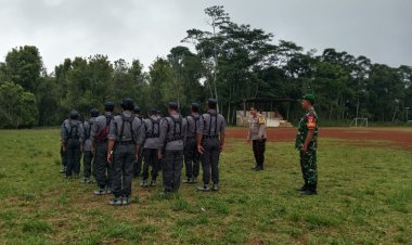 Babinsa Koramil 2215/Ciemas Bersama Bhabinkamtibmas Gelar Pembinaan Satuan Linmas di Desa Girimukti