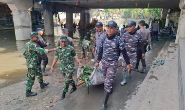 Hari Ke-4 Pasca Banjir, TNI AL Komitmen Terus Bantu Warga Dan Sisir Sungai Cari Korban Hilang