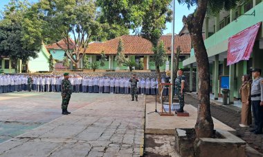 Danramil 2207/Jampangtengah Pimpin Upacara Pembukaan P5 MAN 4 Purabaya