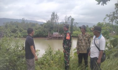 Babinsa Desa Mandrajaya Koramil 2215/Ciemas Laksanakan Pengecekan Sumber Air Sungai Ciletuh