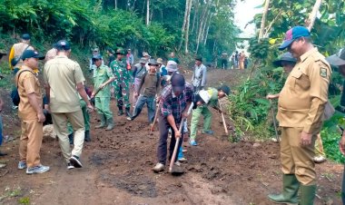 Babinsa Koramil 2212/Tegalbuleud Gelar Karya Bakti Perbaikan Jalan Bersama Warga