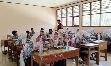 Babinsa Koramil 2213/Jampang Kulon Dampingi Kegiatan MBG di SMPN 1 Cimanggu