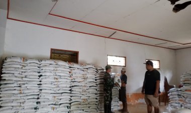 Babinsa Koramil 2213/Jampangkulon Dampingi Penyaluran Bantuan Hanpangan