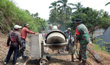 Babinsa Koramil 2207/Jampangtengah Laksanakan Karya Bhakti Pengecoran Jalan Desa
