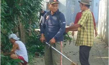 Kegiatan kerja bakti di lingkungan masyarakat kaumpandak RT 04/13 Karadenan.