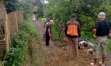 Babinsa Koramil 2211/Sagaranten Gelar Karya Bakti Perbaikan Jalan Bersama Warga