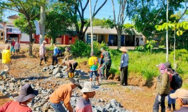 Babinsa Koramil 2209/Lengkong Laksanakan Karya Bakti Perkerasan Jalan Bersama Warga