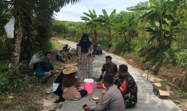 Babinsa Nangerang Koramil 2207/Jampang Tengah Jalin Kedekatan Lewat Komsos Bersama Warga