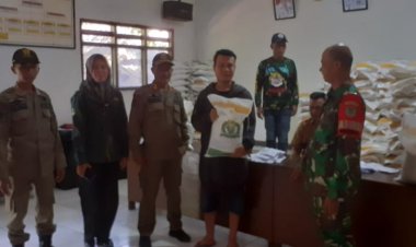 Babinsa Koramil 2213/Jampangkulon Dampingi Penyaluran Bantuan Beras Bulog di Desa Sukamanah