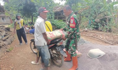 Babinsa Koramil 2210/Pabuaran Laksanakan Karya Bakti Bersama Warga