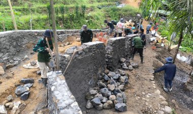 Babinsa Koramil 2201/Cisolok Laksanakan Karya Bhakti Bersama Warga