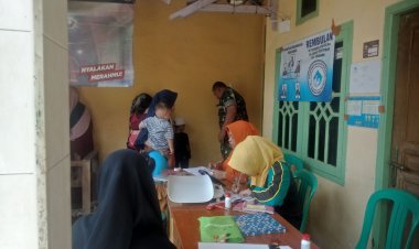 Babinsa Koramil 2204/Cikidang Dampingi Kegiatan Posyandu di Desa Cikarae Thoyibah