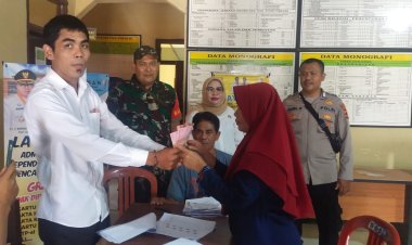 Babinsa Koramil 2213/Jampangkulon Dampingi Penyaluran BLT di Desa Sukamaju