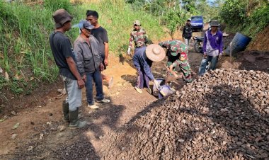 Babinsa Sindangresmi Koramil 2207/Jampangtengah Bersama Warga Gelar Karya Bakti Pengecoran Jalan Desa