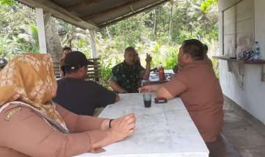 Babinsa Koramil 2215/Ciemas Laksanakan Komsos Bersama Staf Desa