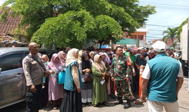Babinsa Koramil 2214/Surade Tertibkan Antrian Masyarakat Saat Pembagian Daging Kurban