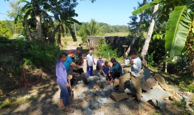 Babinsa Koramil 2212/Tegalbuleud Laksanakan Karya Bhakti Perbaikan Jalan