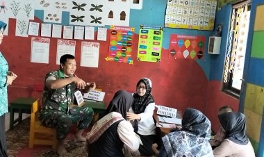 Babinsa Koramil 2206/Parakansalak Dampingi Pelayanan Kesehatan di Posyandu