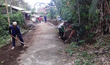 Babinsa Koramil 2212/Tegalbuleud Laksanakan Karya Bhakti Bersama Warga