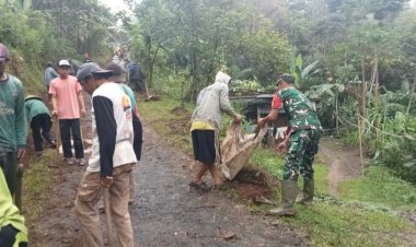 Babinsa Koramil 2210/Pabuaran Laksanakan Karya Bhakti Bersama Warga