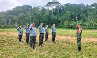 Babinsa Koramil 2211/Sagaranten Laksanakan Pembinaan Latihan Linmas di Desa Bojongtugu