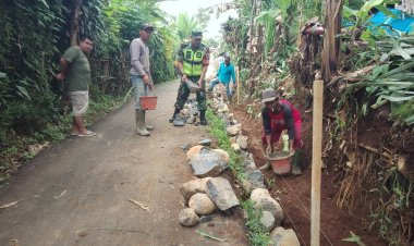 Babinsa Koramil 2206/Parakansalak Gotong Royong Perbaiki Parit di Desa Sukatani