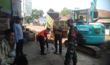 Babinsa Koramil 2214/Surade Gelar Karya Bakti Perbaikan Saluran Jalan di Desa Sukamukti