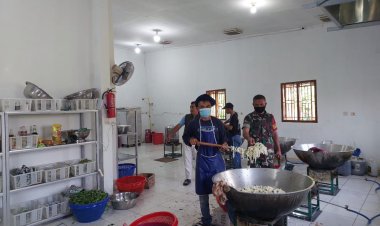 Babinsa Koramil 2205/Kalapanunggal Dampingi Pendistribusian Makanan Bergizi di Desa Palasari Girang