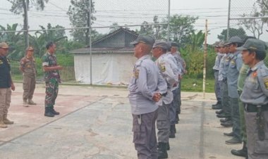 Bati tuud Koramil 2206/Parakansalak Laksanakan Pembinaan Linmas di Desa Parakansalak