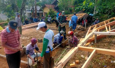 Babinsa Koramil 2209/Lengkong Laksanakan Karya Bakti Pembangunan Rutilahu