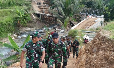 DANDIM 0622/KABUPATEN SUKABUMI DAMPINGI KABID RENKON PUSKON BAGLOG KEMHAN RI PENINJAUAN PERSIAPAN PERESMIAN JEMBATAN PANEL GARUDA DI CISOLok