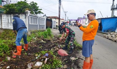 Babinsa Koramil 2206/Parakansalak Laksanakan Karya Bhakti di Desa Bojonglongok