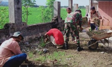 Babinsa Koramil 2212/Tegalbuleud Laksanakan Karya Bhakti Bersama Warga