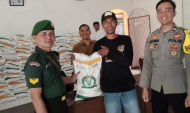 Babinsa Koramil 2213/Jampangkulon Dampingi Penyaluran Bantuan Beras Bulog