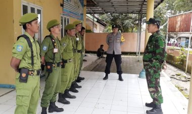 Babinsa Koramil 2212/Tegalbuleud Bersama Bhabinkamtibmas Latih Linmas Desa Buniasih