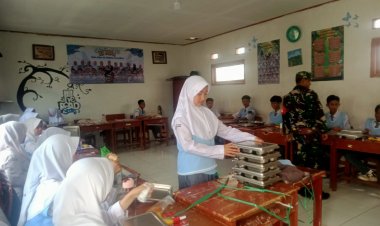 Babinsa Koramil 2206/Parakansalak Dampingi Pendistribusian MBG di Sekolah