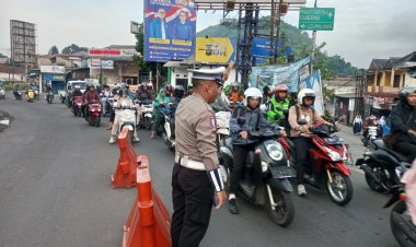 Polsek Ciampea Polres Bogor Gelar Pengaturan Lalu Lintas Pagi Hari untuk Kelancaran Aktivitas Warga