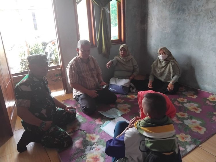 Babinsa Koramil 2208/Nyalindung Laksanakan Komsos dengan Aparatur Desa Buniwangi