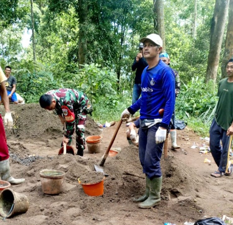 Babinsa Koramil 2201/Cisolok Laksanakan Karya Bakti Bersama Warga