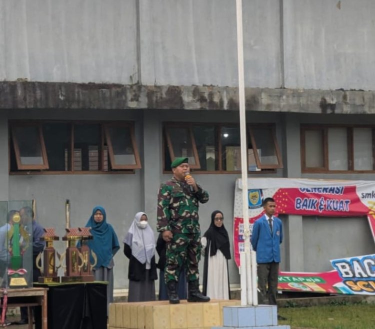 Danposramil Purabaya Koramil 2207/Jampangtengah Gelar Wasbang dan Bagikan Buku di SMK Al-Ittihad