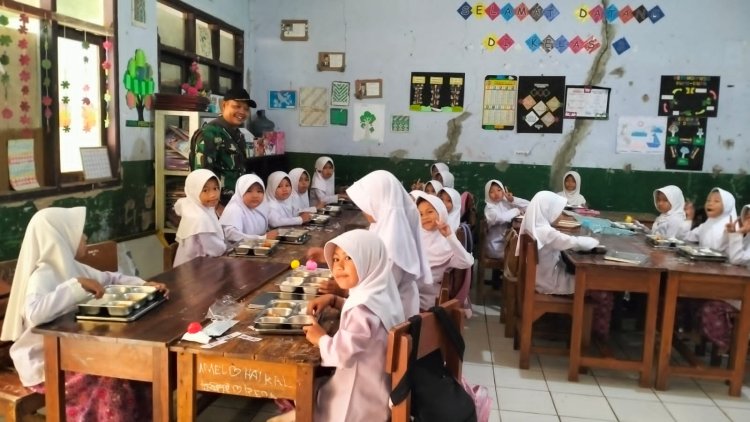Babinsa Koramil 2210/Pabuaran Dampingi Kegiatan Makan Bergizi di Kecamatan Pabuaran