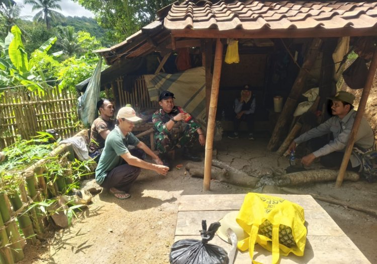 Babinsa Desa Cipamingkis Koramil 2211/Sagaranten Jalin Komsos dengan Warga untuk Tingkatkan Keakraban