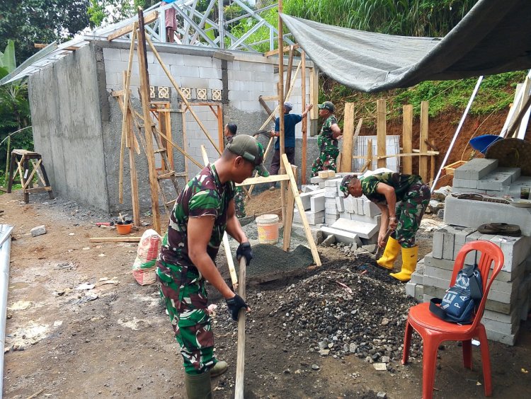 Babinsa Koramil 2205/Kalapanunggal Gelar Karya Bhakti Pembangunan Rutilahu