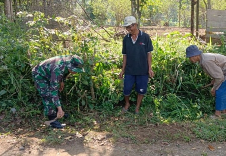 Babinsa Koramil 2206/Parakansalak Gelar Kegiatan Pembersihan Jalan Bersama Warga
