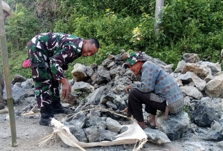 Babinsa Koramil 2212/Tegalbuleud Bersama Warga Laksanakan Karbak Pembenahan Jalan