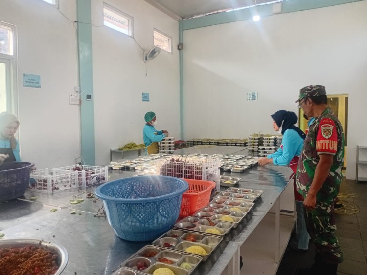 Babinsa Koramil 2206/Parakansalak Dampingi Program MBG di Dapur SPPG Desa Bojongasih